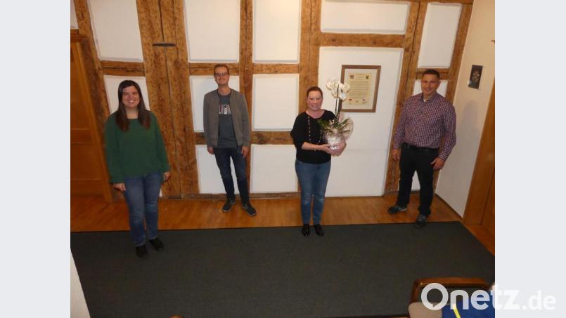 Vor der Partnerschaftsurkunde mit der US-Fallschirmjägereinheit heißen Bürgermeister Marcus Gradl (rechts), Geschäftsstellenleiterin Heike Biersack und Personalrat Harald Wagner (von links) Stefanie Henze offiziell willkommen. Bild: rn