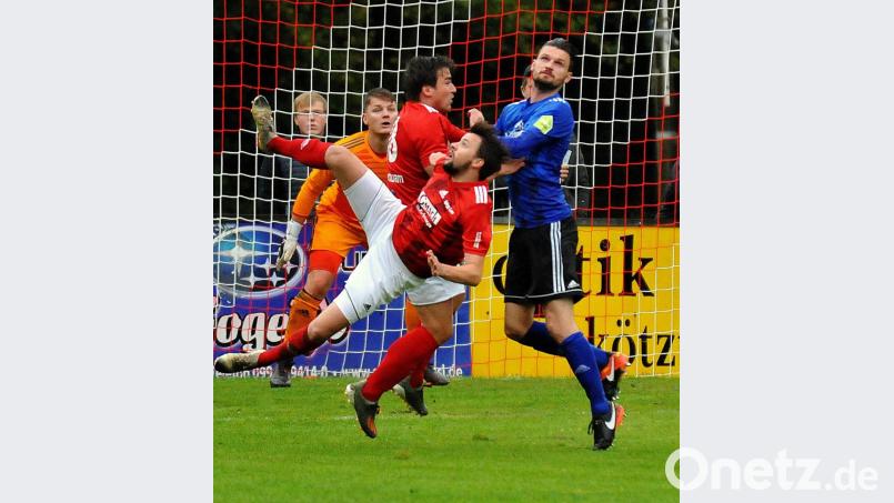Der Weidener Stürmer Josef Rodler (rechts) muss sich mit zwei Lamer Gegenspieler herumschlagen: Die SpVgg SV Weiden kam bei der SpVgg Lam nicht über ein 1:1 hinaus. Bild: Werner Franken