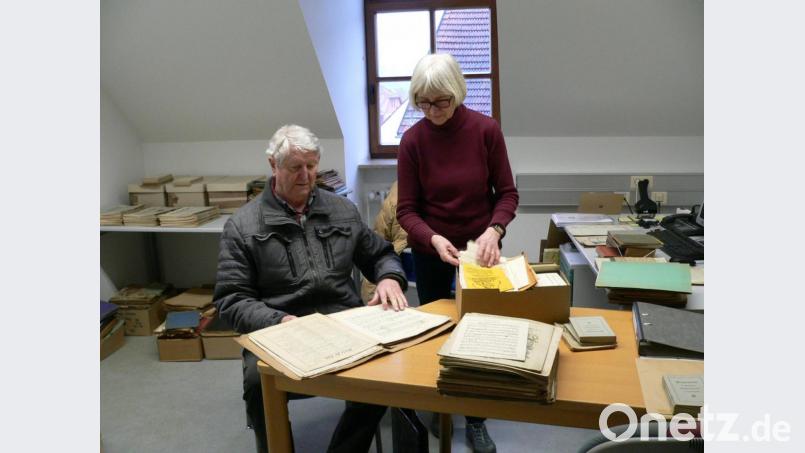 Liederkranz-Vorsitzender Josef Niederalt (sitzend) und Archivarin Christa Zapf bei der Durchsicht der zahlreichen Unterlagen. Ein großer Fundus an Vereinsunterlagen, Liedtexten und Noten aus der über 120-jährigen Vereinsgeschichte findet nun Eingang ins Stadtarchiv. Bild: nid
