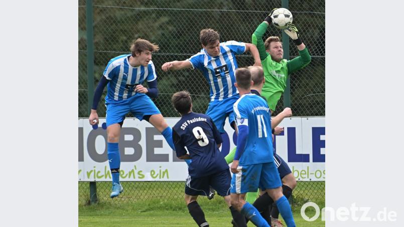 Paulsdorfs Torwart Andreas Appel ist schneller am Ball als die Freudenberger Angreifer. Bild: ref