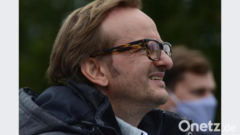 Hauptdarsteller Milan Peschel beobachtet seinen Kollegen Rick Kavanian beim Sprung vom Fünf-Meter-Brett. Bild: bey