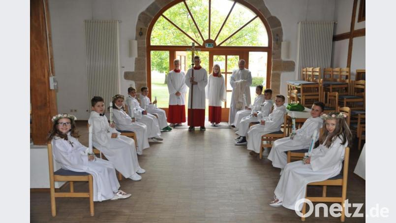 In einem Gottesdienst führte Pfarrer Markus Bruckner (hinten rechts) zehn Mädchen und Buben erstmals an den Tisch des Herrn. Bild: ak