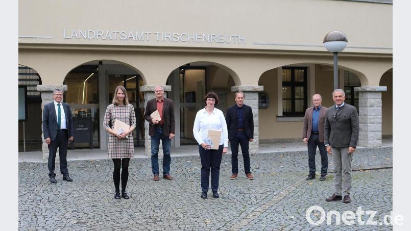 Am Landratsamt Tirschenreuth wurden vier Dienstjubilare geehrt. Von links: Personalchef Walter Brucker, Claudia Plank, Dr. Klemens Dötsch, Birgit Üblacker, Max Schmidkonz, Personalrat Max Bindl und Landrat Roland Grillmeier. Bild: Landkreis Tirschenreuth/Stefan Malzer/exb