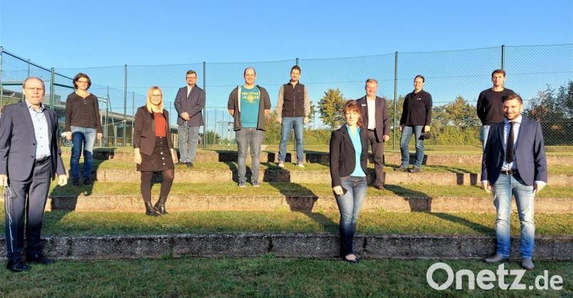 Zahlreiche Referenten konnte Schulleiter Ludwig Pfeiffer (links) zur "Vertieften Berufs- und Studienorientierung" am OGO willkommen heißen. Heidi Klatt (Zweite von links) organisierte das Bildungsprojekt. Bild: lg