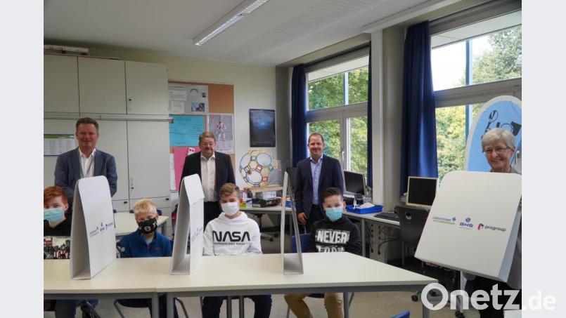15 Schulen erhielten Stelltrennwände aus Wellpappe. Die Geschäftsführer Lars Engel (BHS Corrugated) und Bernhard Schön (Liebensteiner Kartonagenwerk) sowie Philipp Kosloh, Chief Operation Officer im Vorstand von Progroup, übergaben die Trennwände an die Schüler des Kepler-Gymnasium in Weiden. Bild: Julia Schönberger, BHS Corrugated/exb