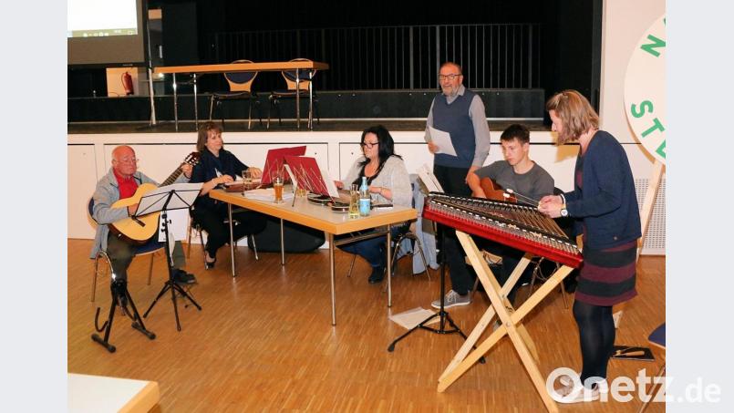 Die musikalische Umrahmung der Buchpräsentation hatte der Zitherclub Erbendorf übernommen. Die Musiker, (von links) Hans Zahn, Heidi Panzer, Renate Rögner, Peter Steinhauser, Jonas und Veronika Hille, bekamen für ihre Beiträge viel Applaus. Bild: bsc
