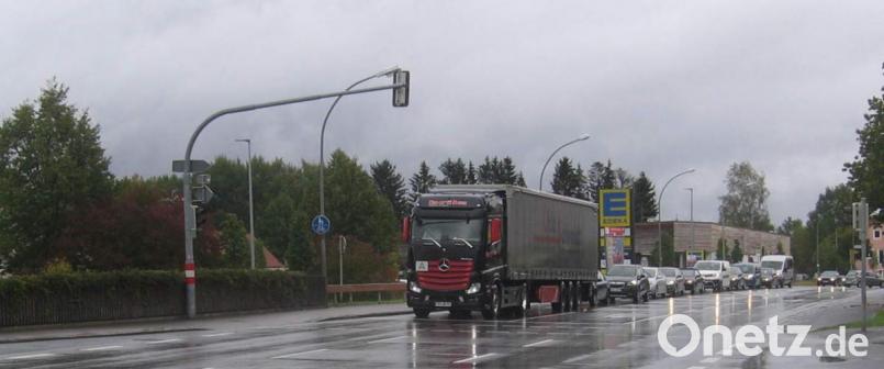 Seit Abschluss der B 14-Fahrbahnerneuerung und der Wiederinbetriebnahme der Ampelanlage im Herbst 2019 bildet sich täglich aus Richtung Schnaittenbach bei der Rot-Phase am Klinger-Eck in Hirschau ein Fahrzeugrückstau bis zur Einmündung Mühlstraße, ja sogar zur Einmündung der aus Kohlberg kommenden Staatsstraße. Ursache ist die Verdoppelung der Rot-Phase in Richtung Westen auf etwa 40 Sekunden. Bild: u