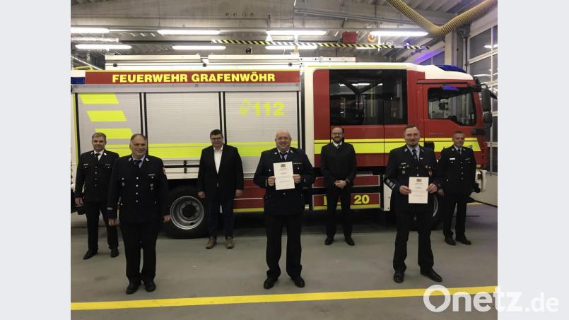 Andreas Miedl der Feuerwehr Kaltenbrunn durfte sich über die Auszeichnung in Gold und Florian Hirmer von der Feuerwehr Weiherhammer in Silber freuen. Bild: sne