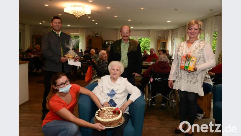 Magdalena Frischholz feierte in der Tagespflege "Herbstsonne" ihren 90. Geburtstag. Dazu gratulierten Bürgermeister Rainer Rewitzer, Sohn Andreas Frischholz und Tagespflegeleiterin Cornelia Völkl (von links) . Bild: bey
