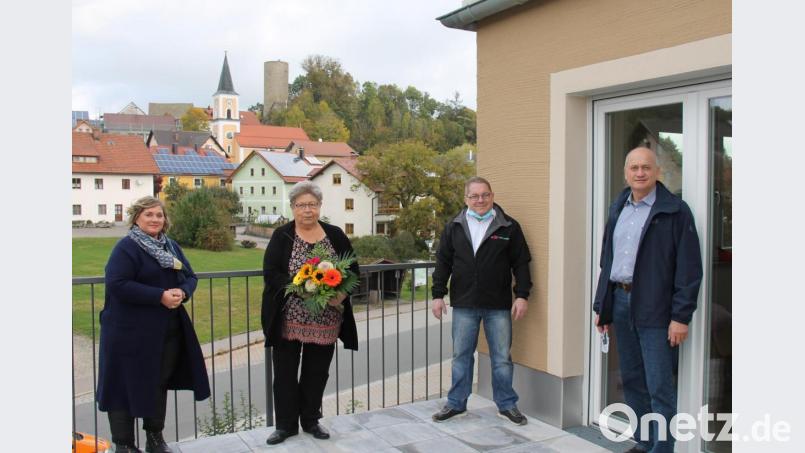 Geschäftsführerin Violetta Lutz, Betreiber Stefan Hammerl und Bürgermeister Walter Schauer (von links) begrüßten die erste Bewohnerin Erna Floiger (mit Blumen) auf der Dachterrasse der neuen Wohnung in Thanstein. Bild: dl