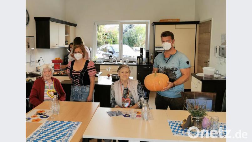 Wie schwer ist der Kürbis. Anja Meckl und Harald Kunz überreichten Margarete Reindl und Katharina Maier (rechts) je ein Lebkuchenherz. Die beiden Damen hatten am besten geschätzt. Bild: gz