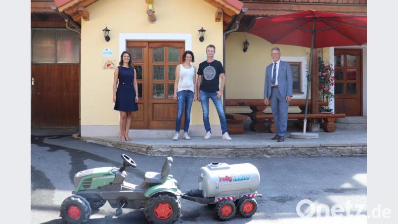 Bürgermeister Franz Stahl (rechts) und Tourist-Info-Leiterin Stefanie Süß (links) erkundigten sich bei Christine und Rainer Kraus, wie sie mit ihrem Erlebnisbauernhof durch die Coronakrise gekommen sind. Bild: exb