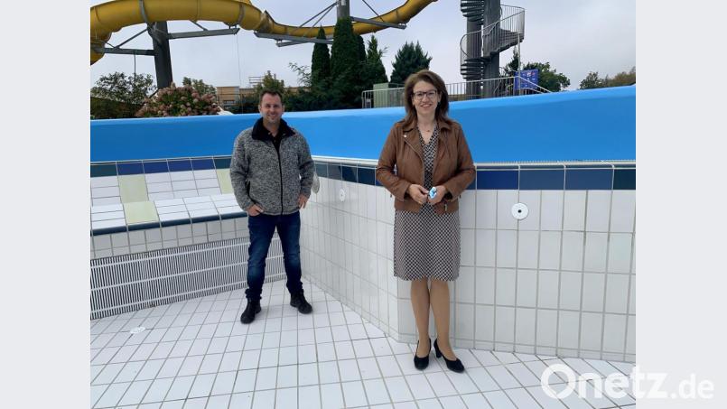 Bäderleiter Michael Maget und Bürgermeisterin Martina Englhardt-Kopf ziehen Bilanz: Rund 45000 Besucher zählte das Erlebnisbad im Corona-Sommer. Bild: Stadt Schwandorf, Vera Dehling/exb