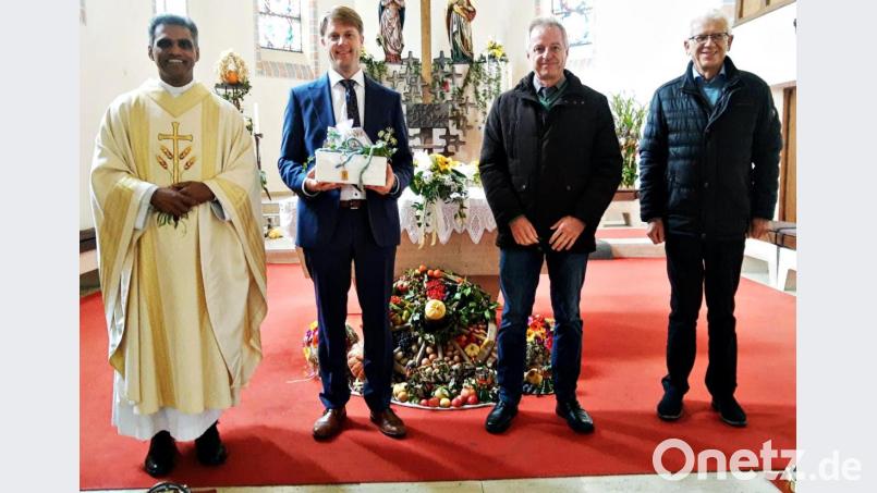 Im Gottesdienst zum Patrozinium in Nagel wurde Maximilian Pravida (Zweiter von links) als neuer Pastoralreferent offiziell in sein Amt eingeführt. Pater Joy sowie die beiden Kirchenpfleger Werner Scharf aus Nagel und Klaus Brunner aus Brand (von rechts) zeigten sich dankbar dafür. Bild: ld