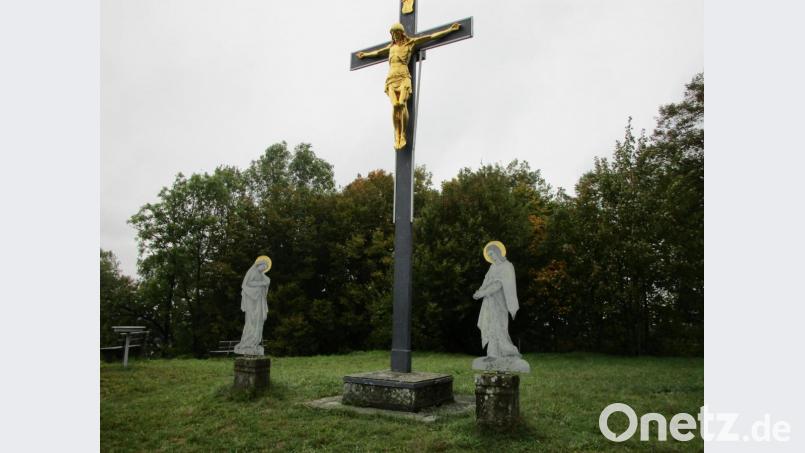 Unbekannte haben die Kreuzgruppe auf dem &quot;Schloßberg&quot; beschädigt. Vor allem die Beleuchtung ging kaputt. Wahrscheinlich bleibt die Gemeinde auf den Kosten sitzen. Bild: Josef Glas