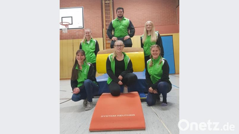 Daniela Vetter, Sophia Kneidl, Larissa Wegmann (vorne, von links) sowie Olivia Reger, Patrick Serfling, und Melissa Braunreuther (hinten, von links) gehören auch zum versierten Trainerteam Bild: soj