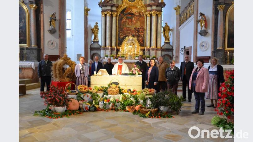 Statt mit einer großen Feier begeht der Obst- und Gartenbauverein Heimaterde Ensdorf sein 60-Jähriges mit einem Gottesdienst. Am Altar versammeln sich der Vorstand des OGV, Bürgermeister Hans Ram und in der Mitte Pfarrer Pater Slawomir Niemczewski. Bild: egr