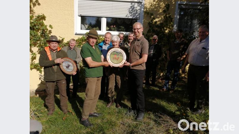 Hegeringleiter Helmut Schnurrer überreichte an Anton Schicker (links) und Bernhard Stier die Scheiben. Hinten in Mitte Norbert Fleißner, der die Scheiben gestaltet hatte. Bild: lym