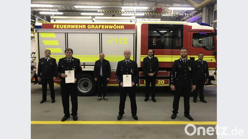 Manfred Kaiser von der Feuerwehr Hannersgründ und Jochen Hausner von der Feuerwehr Kohlberg freuten sich über das Ehrenzeichen in Silber. Bild: sne