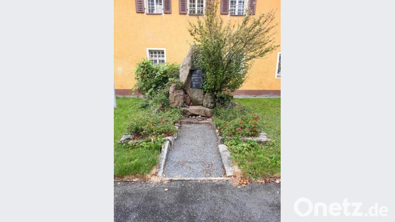 Wild wucherte am Vertriebenen-Denkmal am Kirchplatz von St. Vitus Sträucher und Unkraut und bot dadurch den Frauenbundfrauen für das KDFB Projekt optimale Voraussetzungen, um daraus eine „Grüne Oase“ zu schaffen. Bild: ads
