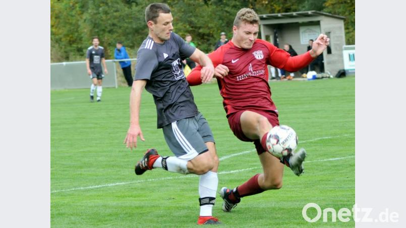 Der TSV Waldershof und die (SG) SV Mitterteich II/SV Steinmühle I trennten sich am Samstag 2:2. Hier klärt der Waldershofer Julian Fürst (rechts) gegen Tobias Seitz, den zweifachen Torschützen der Gäste. Bild: heh