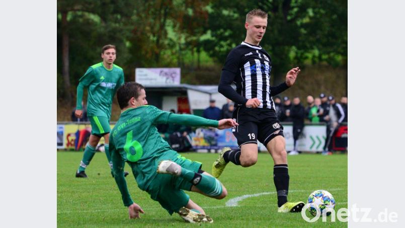 Torschützen unter sich: Während Fabio Pirner (rechts) mit einem Dreierpack der Matchwinner für die DJK Gebenbach war, durfte Christian Uschold vom FC OVI-Teunz immerhin den zwischenzeitlichen Ausgleich bejubeln. Bild: ham