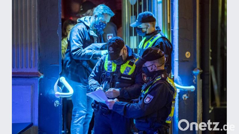 Hamburg: Polizisten kontrollieren in einer Kiez-Kneipe am Hans-Albers-Platz die Einhaltung der Corona-Vorgaben in der Gastronomie. An diesen Vorgaben wird die Kritik lauter. Symbolbild: Axel Heimken/dpa