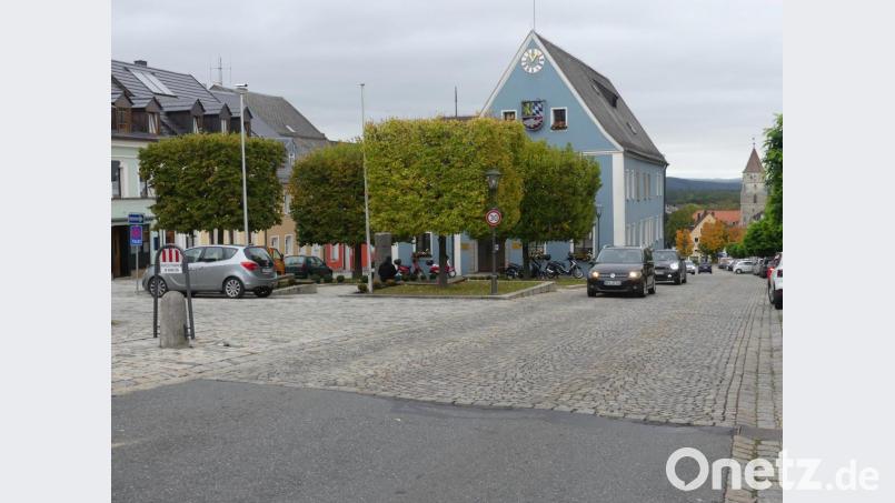 Die SPD beantragte, das Pflaster ums Rathaus durch einen Asphaltbelag zu ersetzen und an den bisherigen Nahtstellen Überquerungshilfen anzulegen. Bild: rn