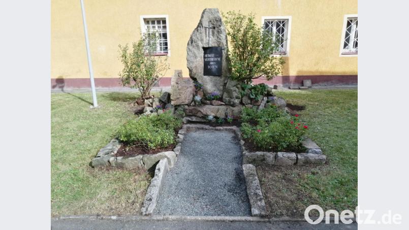 Mit der Aufwertung des Vertriebenen-Denkmals am Kirchplatz der Schnaittenbacher Pfarrkirche St. Vitus beteiligten sich die Frauenbundfrauen an dem landesweiten KDFB Projekt „für mich. für dich. fürs Klima.“. Sie schufen gemäß dem Wettbewerbsthema daraus eine „Grüne Oase“ und hoffen auf einen Preis von der Jury. Bild: ads
