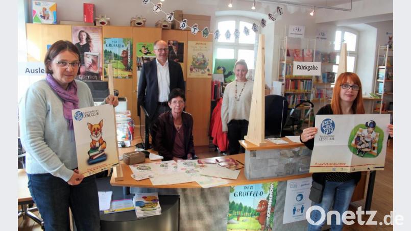 Das Team der Stadtbücherei, Bürgermeister Roman Schäffler sowie Susanne Schindler vom Stadtmarketing verlosten die Preise für die Teilnehmer am Sommerferien-Leseclub. Bild: stg