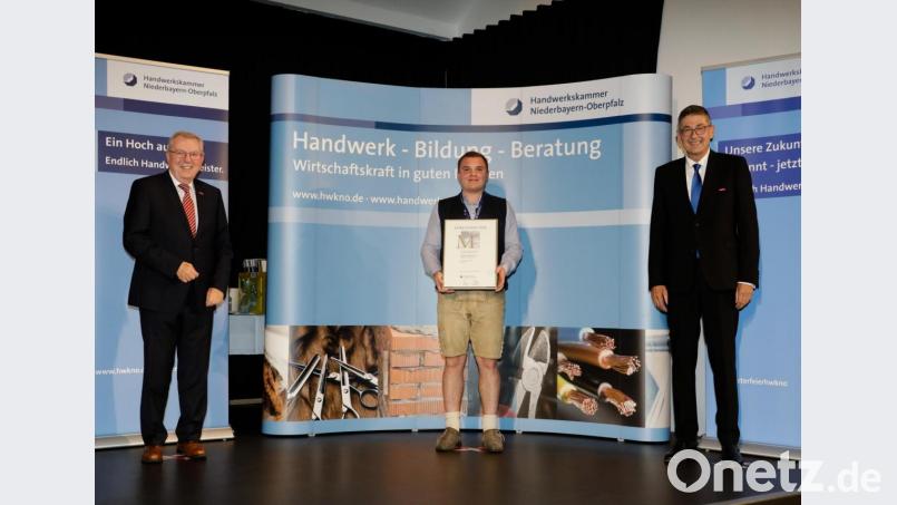 Der Präsident der Handwerkskammer Niederbayern-Oberpfalz, Georg Haber (rechts), und der Hauptgeschäftsführer der Handwerkskammer,Jürgen Kilger (links) zeichneten Andreas Bartmann mit der Ehrenurkunde aus. Bild: Foto Graggo