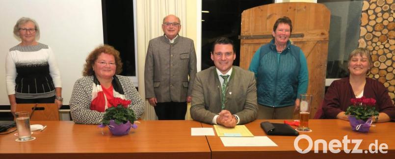 Dem neuen Vorstand des Kreisverbandes für Gartenbau und Landespflege gehören Agnes Feuerer, Heidi Schmid, Hans-Dieter Betz, Thomas Ebeling, Marianne Götz und Petra Schmid (von links) an. Bild: Hirsch
