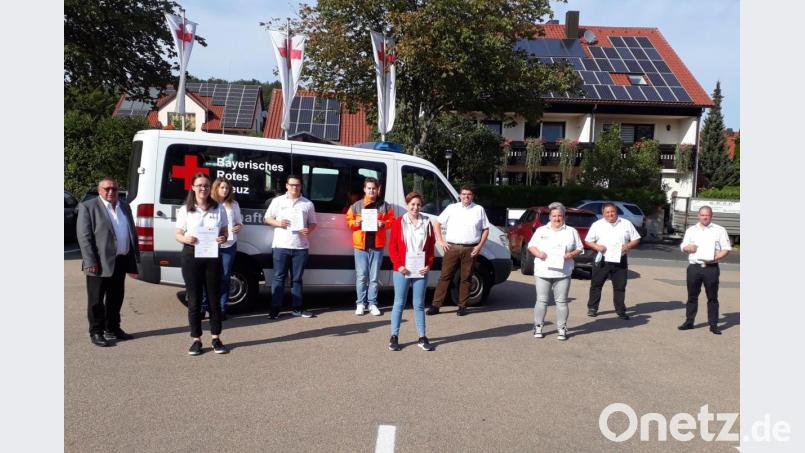 BRK-Ausbildungsleiter Richard Wagner (links) und BRK-Kreisgeschäftsführer Holger Schedl (Vierter von rechts) mit den acht ehrenamtlichen Teilnehmern am Lehrgang „Erwachsenengerechte Unterrichtsgestaltung“ beim Kreisverband Tirschenreuth im BRK. Bild: Richard Frank, BRK Kreisverband Tirschenreuth/exb