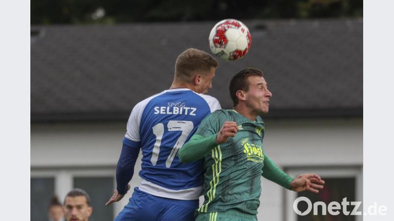 Kopfballduell zwischen dem Selbitzer Maximilian Lang (links) und dem Mitterteicher Doppeltorschützen Manuel Dürbeck: Landesligist SV Mitterteich gewann das Pokalspiel beim Bezirksligisten souverän mit 3:1. Bild: Michael Ott/exb