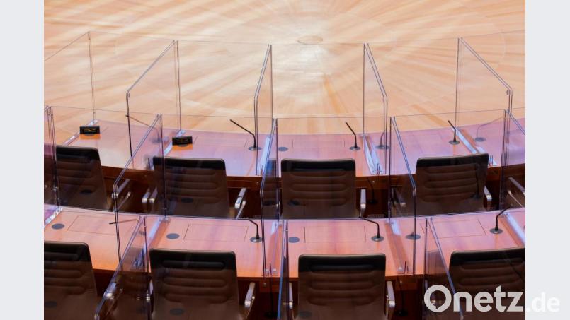 Boxen aus Plexiglas sind im Plenum des Landtags von Nordrhein-Westfalen an den Plätzen der Abgeordneten zu sehen. Auch im Bayerischen Landtag wird es solche Boxen zum Schutz der Abgeordneten vor dem Coronavirus geben. Bild: Rolf Vennenbernd