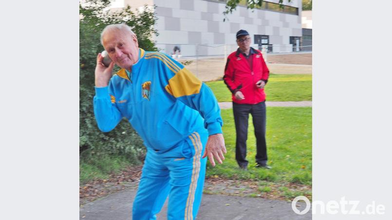 Der 90-jährige Kurt Heinold beim Kugelstoßen. Erich Kummer kontrolliert alles. Bild: Bühner