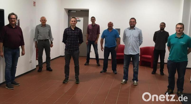 Auf dem Bild von links: Bürgermeister Bernhard Stangl leitet die Wahl beim FC Hirtweiher, den Josef Bösl, Christian Bösl, Dominik Giptner, Anton Keilwerth, Benjamin Walberer, Fabian Eichermüller und Raimund Lehner leiten. Bild: ffz
