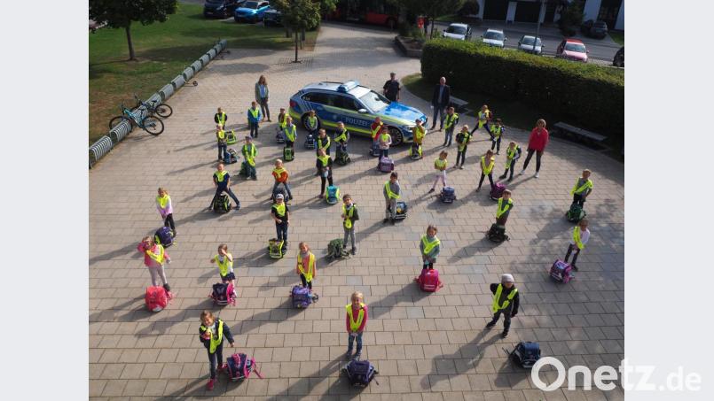 Die Erstklässler wissen nun, wie sie sich im Straßenverkehr verhalten sollen. Schulleiter Alexander Köstler dankte allen Beteiligten, die durch ihre Arbeit einen wichtigen Beitrag zur Sicherheitserziehung an der Schule leisten. Bild: jpl