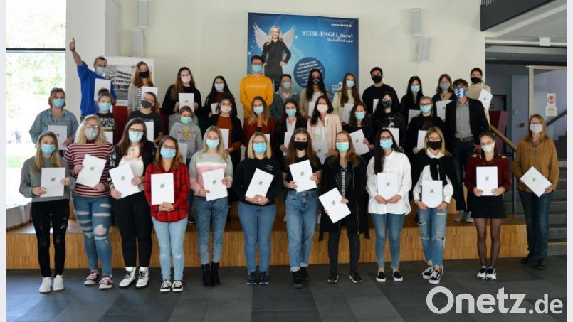 Im Bild die geehrten Schülerinnen und Schüler mit Oberstudienrätin Ute Döhler (1. Reihe rechts) sowie Schulleiter Thomas Metzler (2. Reihe rechts). Bild: exb