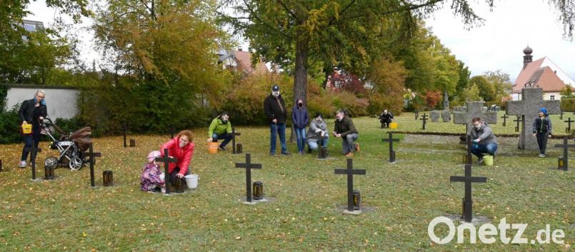 Die Kurfürstliche Schlosswache hat auch heuer wieder die Soldatengräber im Katharinenfriedhof gereinigt. Bild: gf