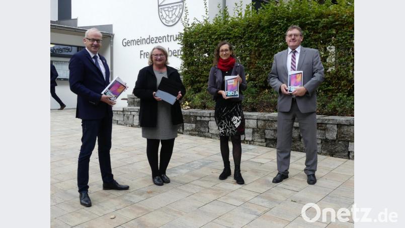 AOVE-Sprecher Bernhard Lindner, Waltraud Lobenhofer und Katja Stiegler von der AOVE-Geschäftsstelle und der Vorsitzende der AOVE e.V. Hans-Martin Schertl (von links) freuen sich über die Förderung für das Projekt „Verbesserung der Koordination und Kommunikation der ehrenamtlichen Alltagsbegleiter“ Bild: Richard Zweck