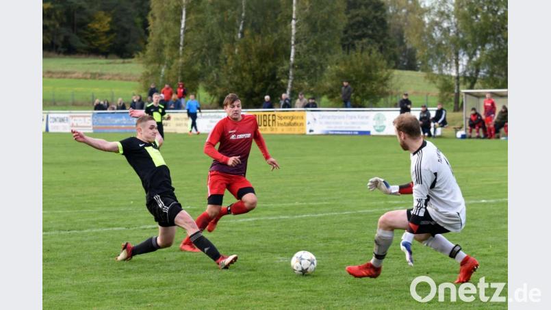 Das Siegtor für den SV Plößberg gegen TuS/WE Hirschau: In der 71. Minute schoss Tom Griesbeck (links) zum 3:2 ein, Gästetorwart Alexander Köck war ohne Abwehrchance Bild: gb