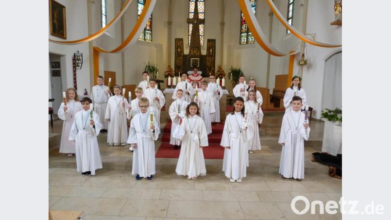 Pfarrer Thomas Kohlhepp mit den 7 Mädchen und 12 Buben, die Erstkommunion feierten. Bild: hok