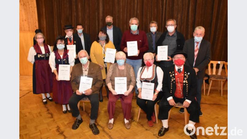 Die Geehrten präsentieren ihre Urkunden mit den Ehrengästen in der Jahreshauptversammlung der &quot;Altbairischen&quot;. Bild: hcz