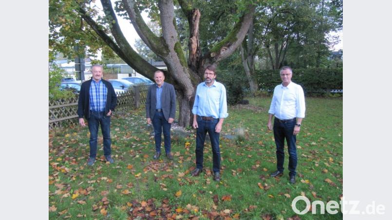 Bürgermeister Hermann Falk (rechts) gratuliert mit den drei wiedergewählten Ortssprechern (von links) Richard Wiesneth aus Krickelsdorf, Hans Scharl aus Burgstall und Josef Biehler aus Krondorf. Bild: fg