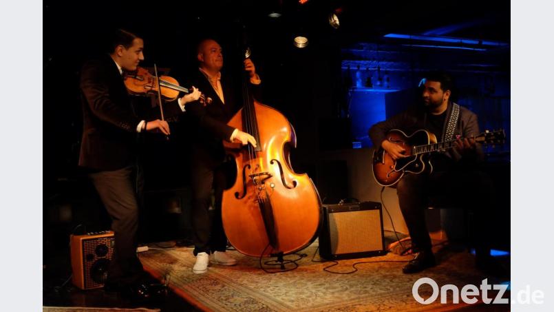 Sandro Roy (*1994) , Joel Lochner (*1982) und Giovanni Weiss (*1980) sind in den unterschiedlichsten Formationen aktiv und haben den traditionellen Gypsy-Swing auf ihre Weise weiter entwickelt. Bild: lr