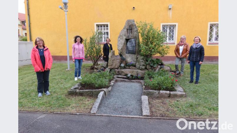 Lydia Bäumler, Katharina Weiß, Anita Hartmann, Maria Kraus und Anneliese Pilarski (von links) machen aus dem Bereich um das Vertriebenen-Denkmal am Kirchplatz eine grüne Oase. Bild: ads