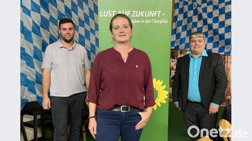 Tina Winklmann und Stefan Schmidt (rechts) führen den Bezirksverband der Grünen auch in den kommenden zwei Jahren; neu im Vorstand ist der 25-jährige Benjamin Sertl. Bild: Eichl