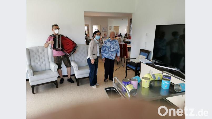 Beate Jander bot Büchsenwerfen an, und Josefa Popp brachte mit einem Wurf den Stapel zum Einsturz. Josef Maier spielte dazu zünftig auf. Bild: gz