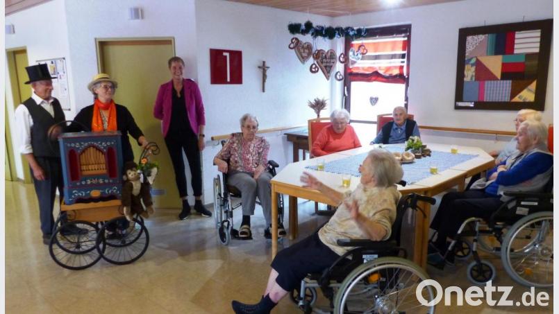 Irmi und Hubert Bayerl kommen mit ihrer Drehorgel ins Kastler Seniorenheim, um die Bewohner zu unterhalten. Heimleiterin Monika Breunig (Dritte von links) dankt den beiden Musikanten für die Überraschung. Bild: jp